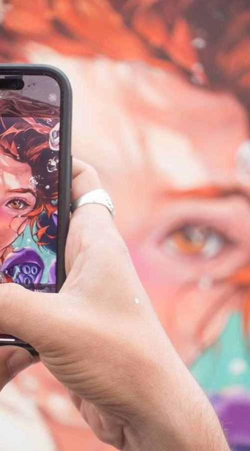 Graffiti de La Sirenita en fachada pública de L’Ametlla del Mar , Cataluña