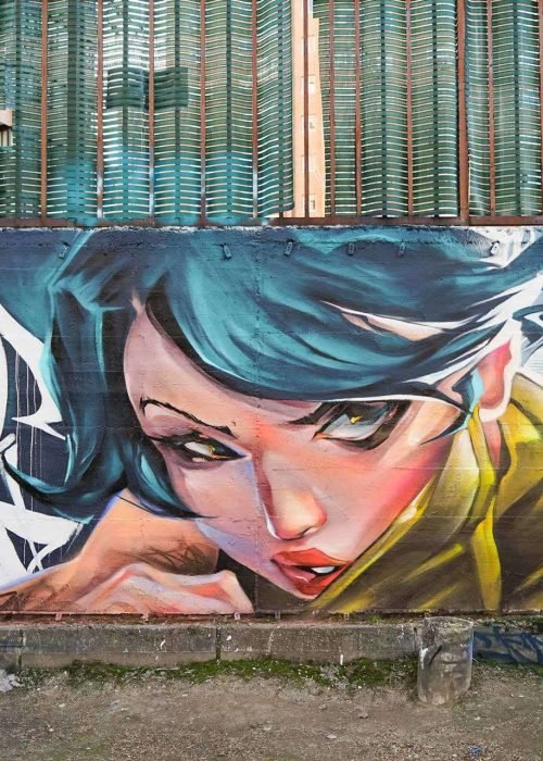 Mural de estilo anime con rostro femenino en colegio de Madrid