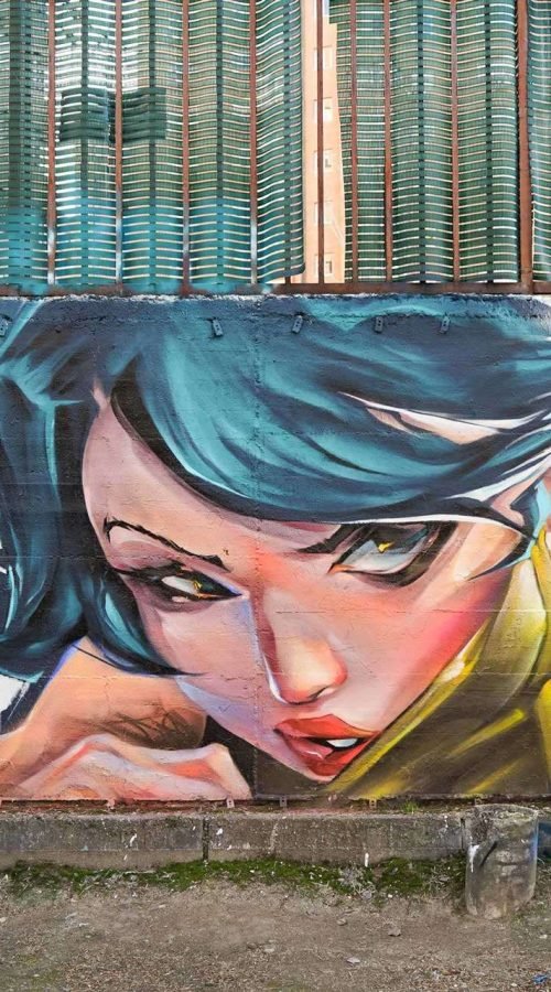 Mural de estilo anime con rostro femenino en colegio de Madrid