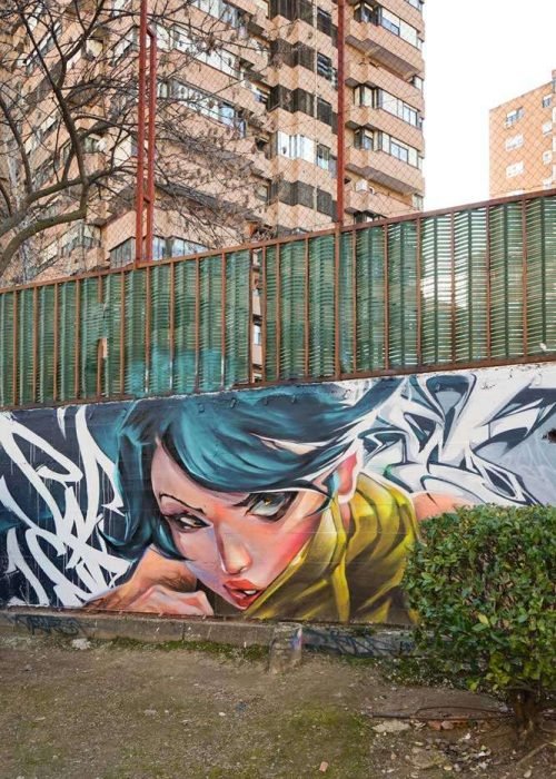 Mural de estilo anime con rostro femenino en colegio de Madrid