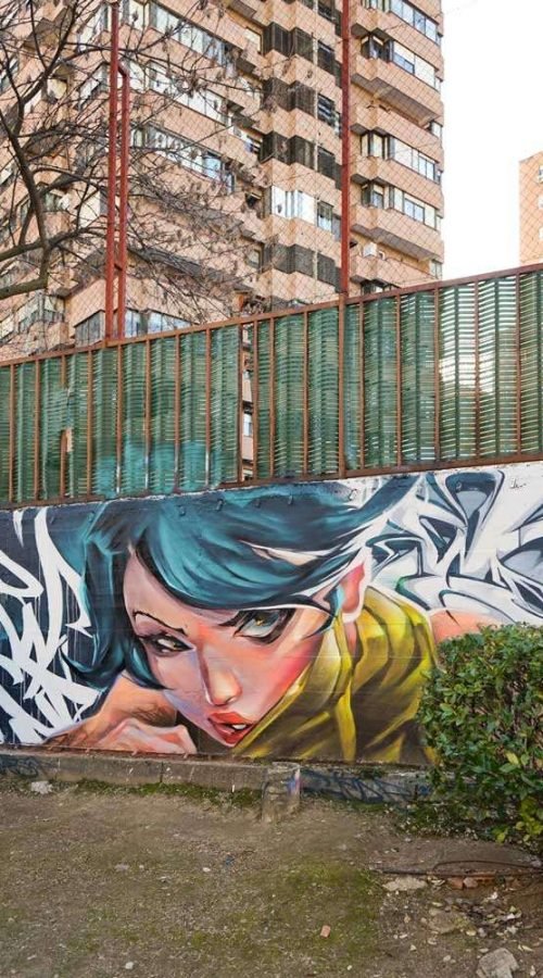 Mural de estilo anime con rostro femenino en colegio de Madrid