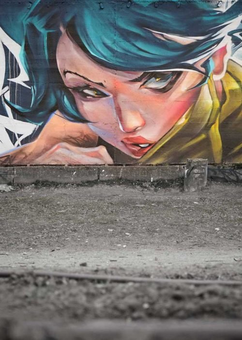 Mural de estilo anime con rostro femenino en colegio de Madrid