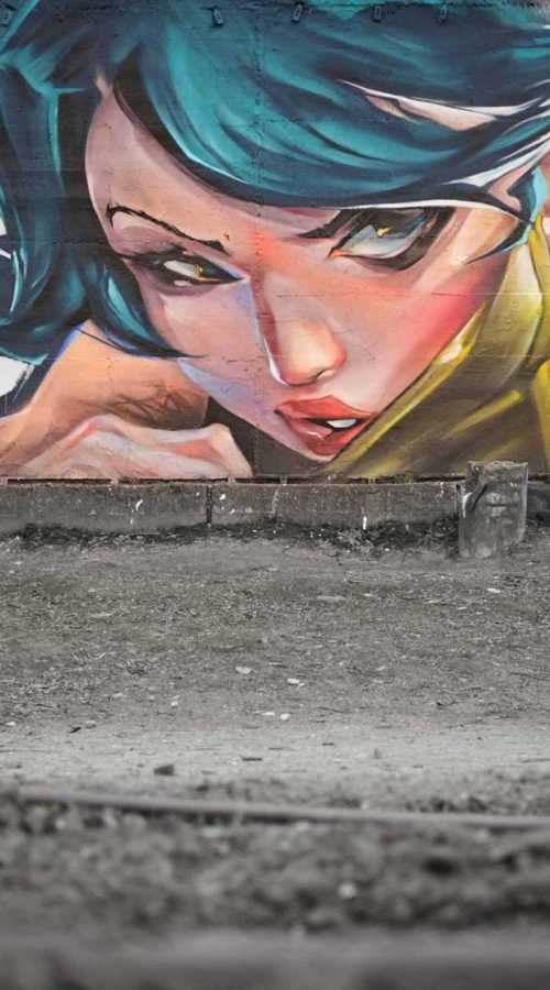 Mural de estilo anime con rostro femenino en colegio de Madrid