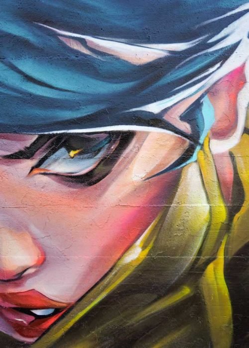 Mural de estilo anime con rostro femenino en colegio de Madrid