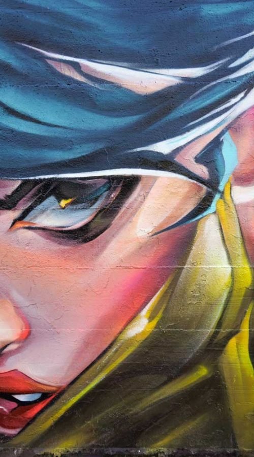 Mural de estilo anime con rostro femenino en colegio de Madrid