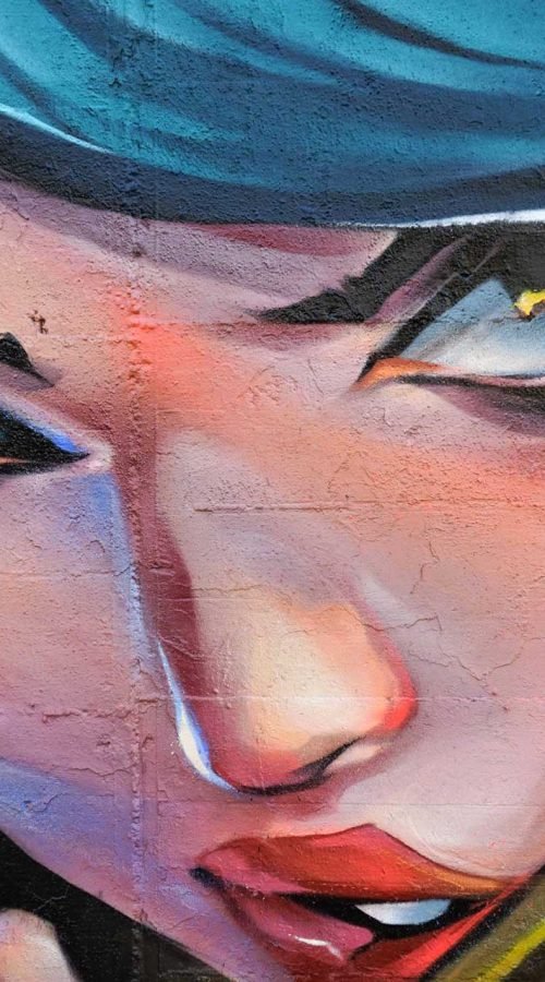 Mural de estilo anime con rostro femenino en colegio de Madrid