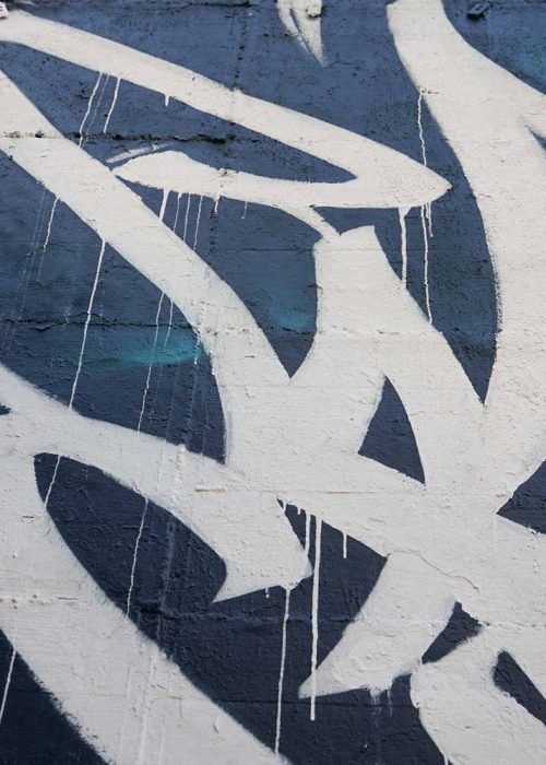 Mural de estilo anime con rostro femenino en colegio de Madrid