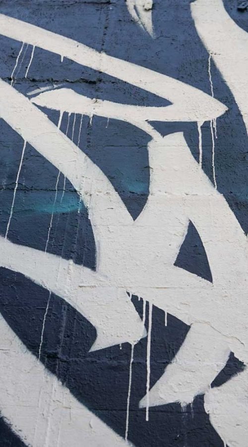 Mural de estilo anime con rostro femenino en colegio de Madrid