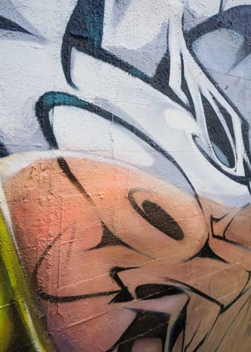 Mural de estilo anime con rostro femenino en colegio de Madrid