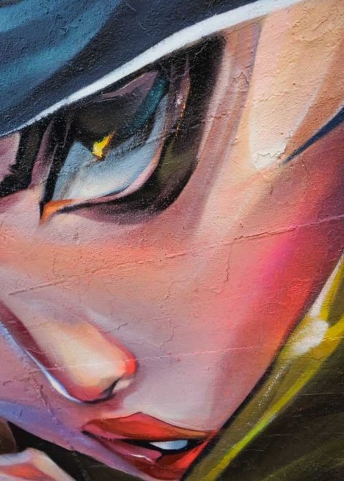 Mural de estilo anime con rostro femenino en colegio de Madrid