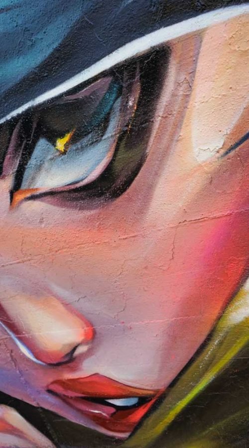 Mural de estilo anime con rostro femenino en colegio de Madrid