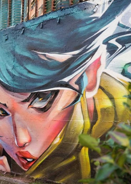 Mural de estilo anime con rostro femenino en colegio de Madrid