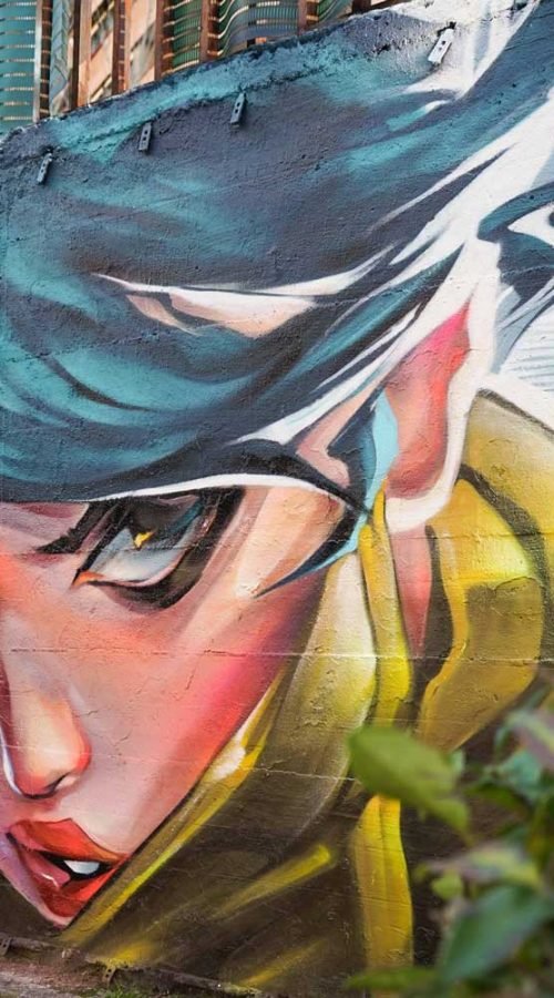 Mural de estilo anime con rostro femenino en colegio de Madrid