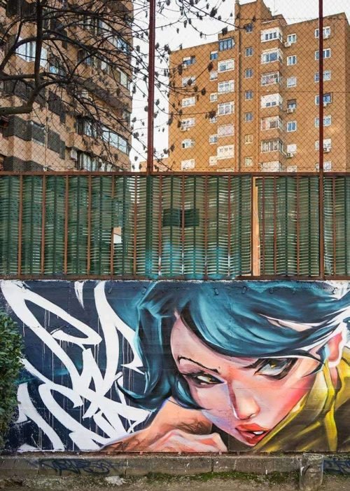 Mural de estilo anime con rostro femenino en colegio de Madrid