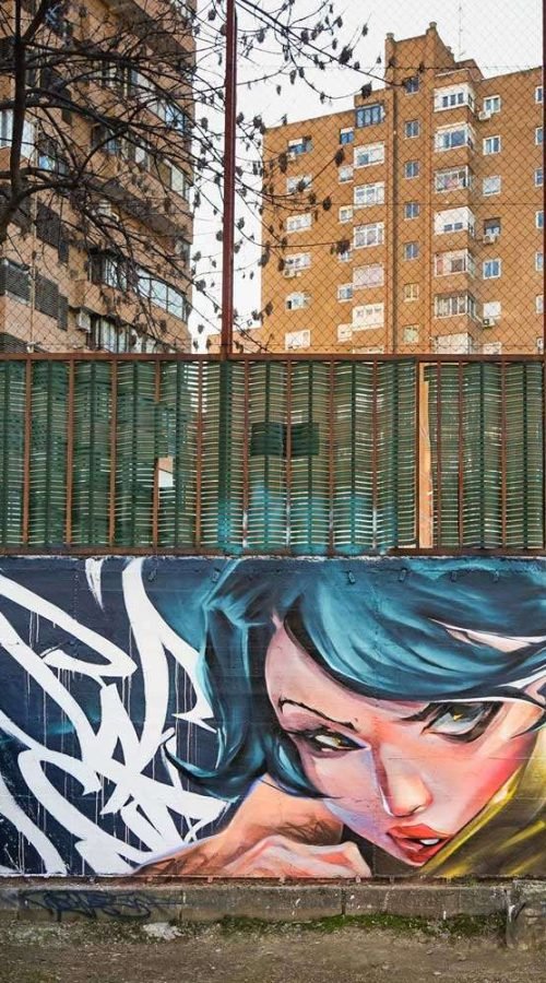Mural de estilo anime con rostro femenino en colegio de Madrid