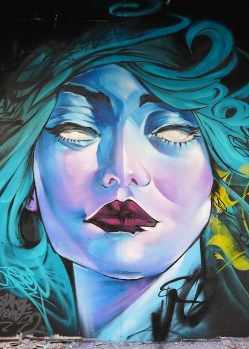 mural graffiti retrato mujer