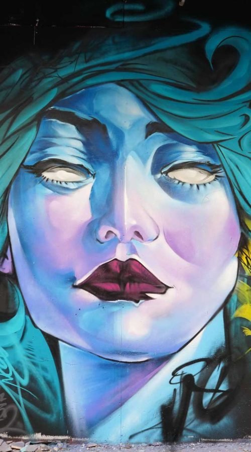 mural graffiti retrato mujer