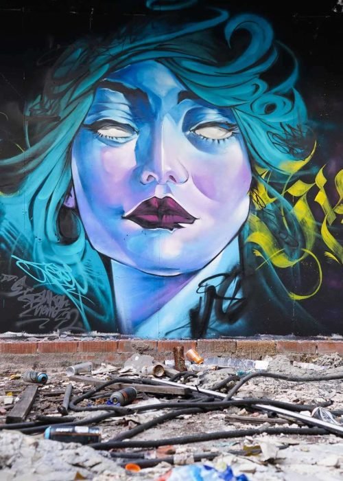 mural graffiti retrato mujer