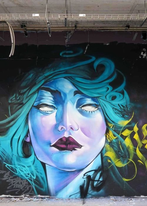 mural graffiti retrato mujer