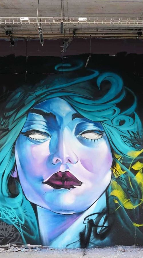 mural graffiti retrato mujer