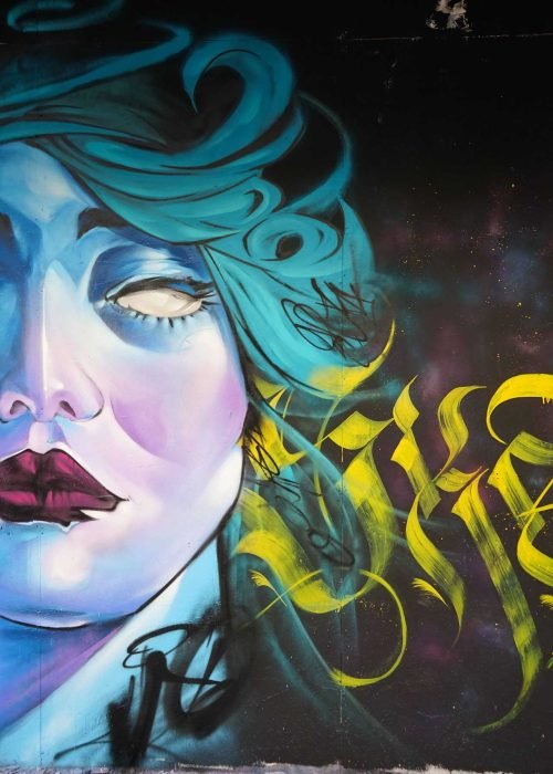 mural graffiti retrato mujer