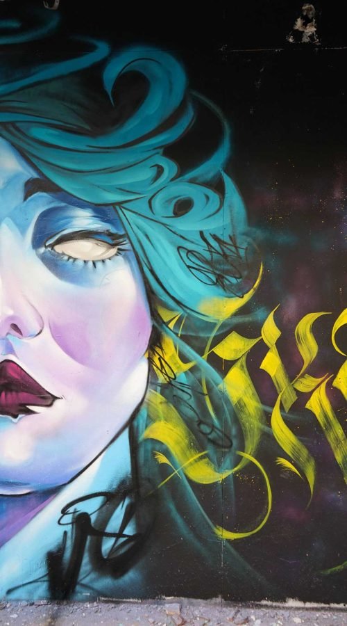 mural graffiti retrato mujer