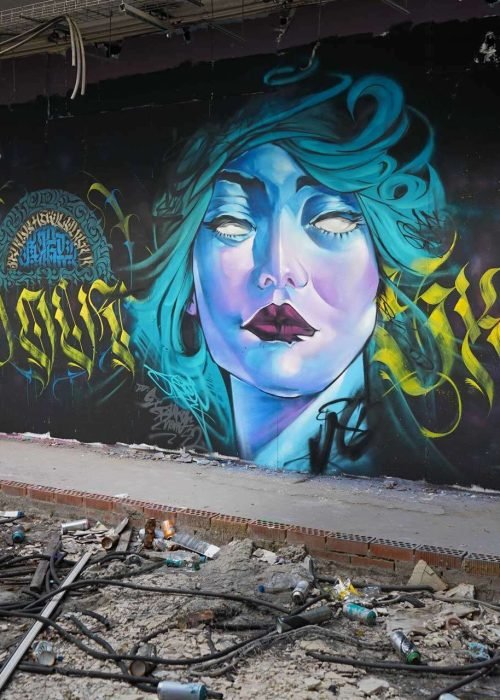 mural graffiti retrato mujer