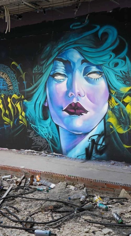 mural graffiti retrato mujer