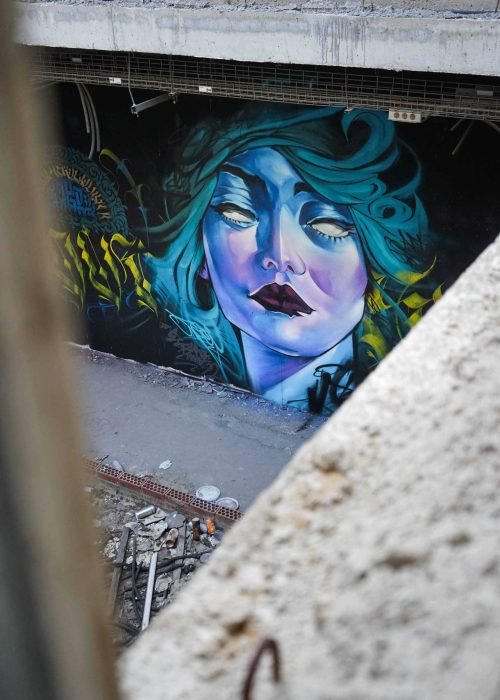 mural graffiti retrato mujer