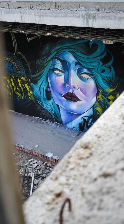 mural graffiti retrato mujer