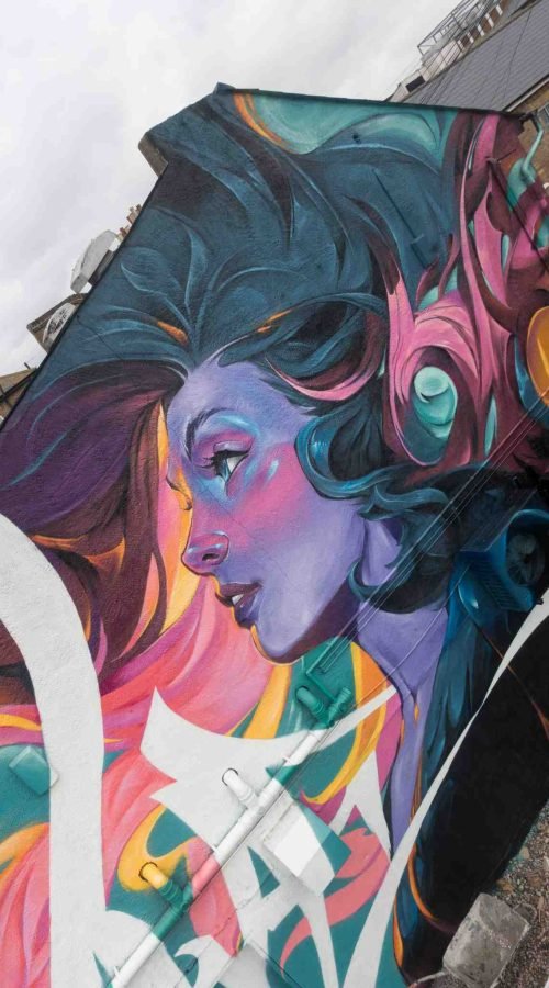 mural completo en la fachada durante el festival de graffiti en Southend,