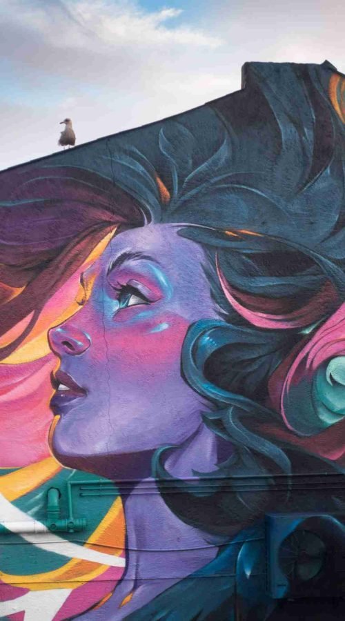 mural completo en la fachada durante el festival de graffiti en Southend,