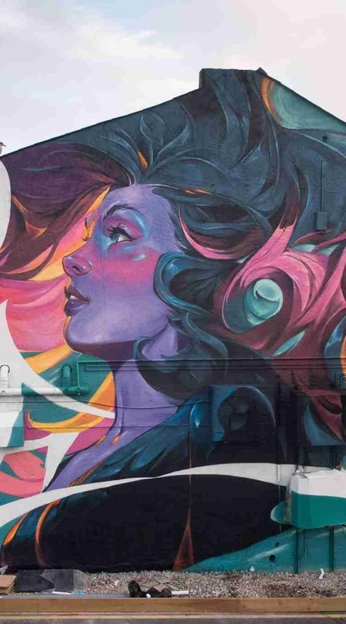 mural completo en la fachada durante el festival de graffiti en Southend,