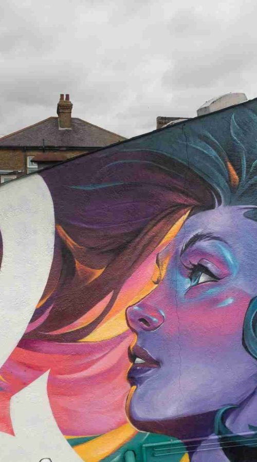 mural completo en la fachada durante el festival de graffiti en Southend,