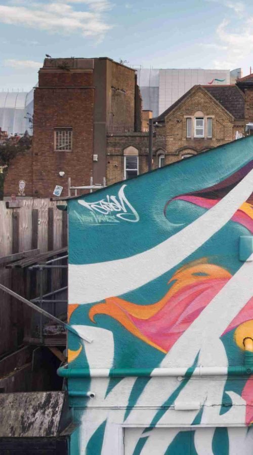 mural completo en la fachada durante el festival de graffiti en Southend,