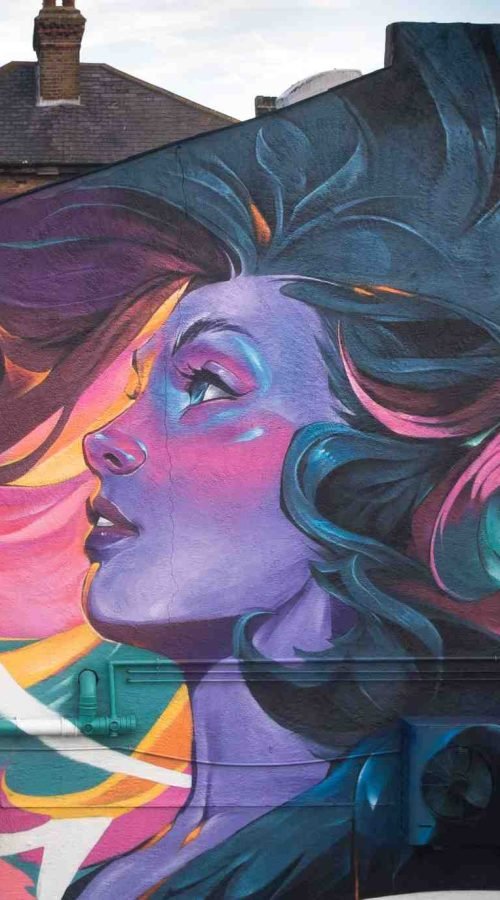 mural completo en la fachada durante el festival de graffiti en Southend,