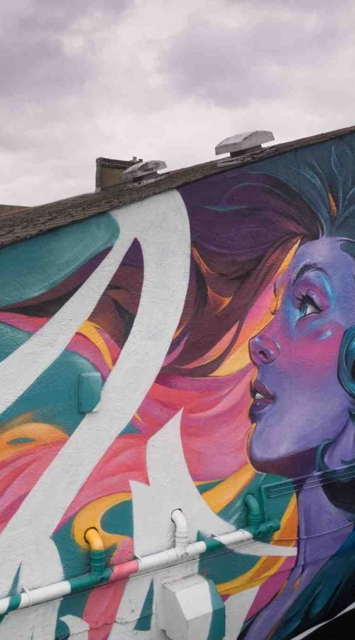 mural completo en la fachada durante el festival de graffiti en Southend,