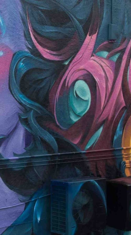 mural completo en la fachada durante el festival de graffiti en Southend,