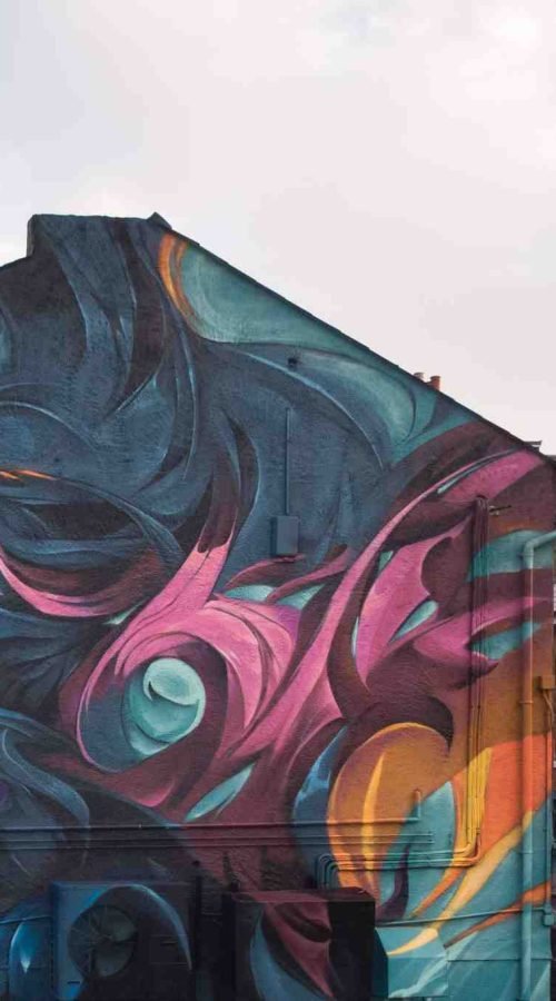 mural completo en la fachada durante el festival de graffiti en Southend,