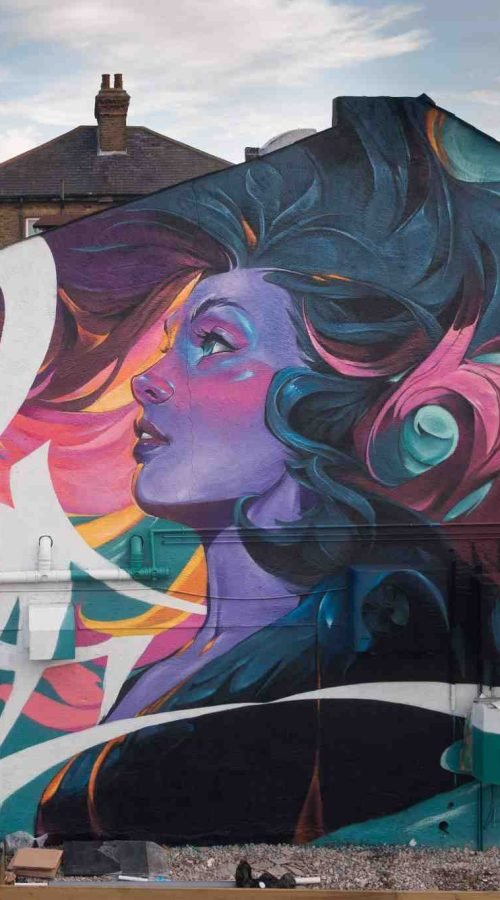 mural completo en la fachada durante el festival de graffiti en Southend,