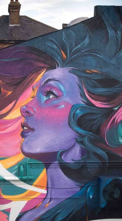 mural completo en la fachada durante el festival de graffiti en Southend,