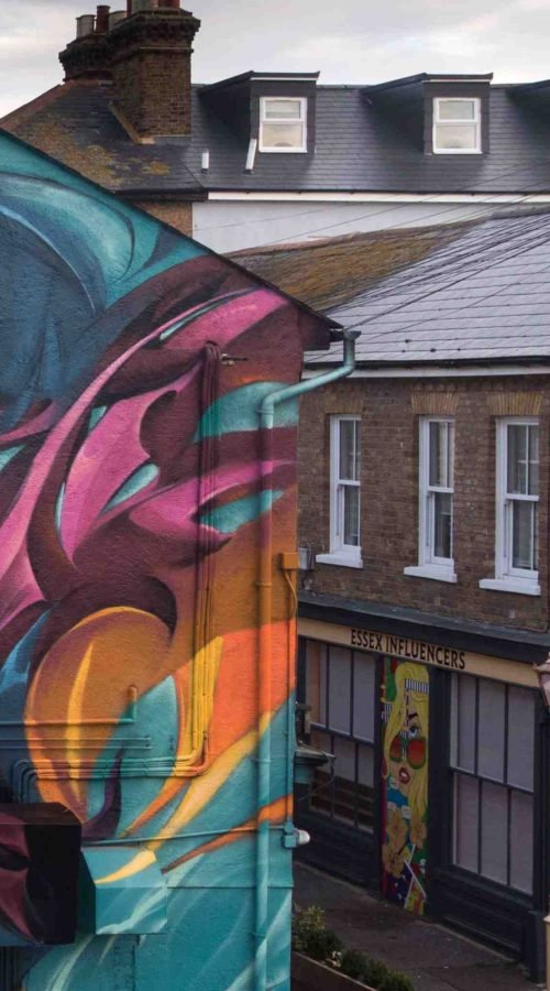 mural completo en la fachada durante el festival de graffiti en Southend,