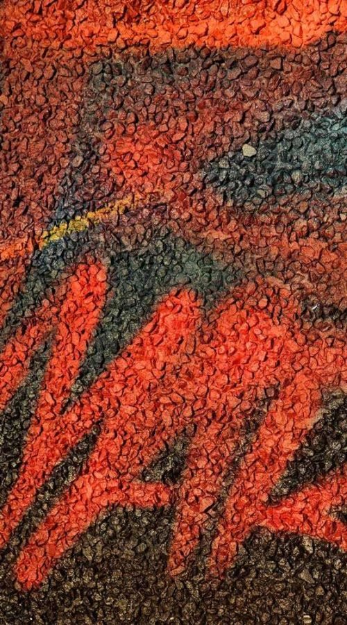 Mural artístico en terraza privada con siluetas y paisajes cálidos