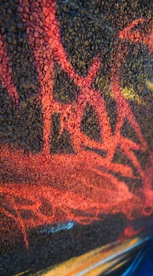 Mural artístico en terraza privada con siluetas y paisajes cálidos