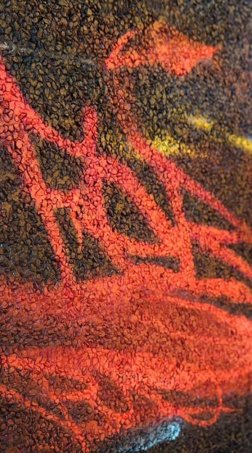 Mural artístico en terraza privada con siluetas y paisajes cálidos