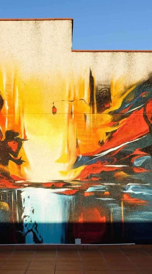 Mural artístico en terraza privada con siluetas y paisajes cálidos