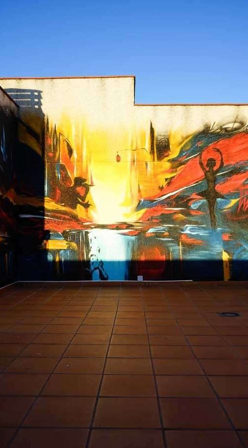 Mural artístico en terraza privada con siluetas y paisajes cálidos