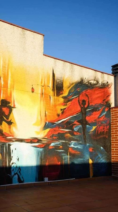 Mural artístico en terraza privada con siluetas y paisajes cálidos