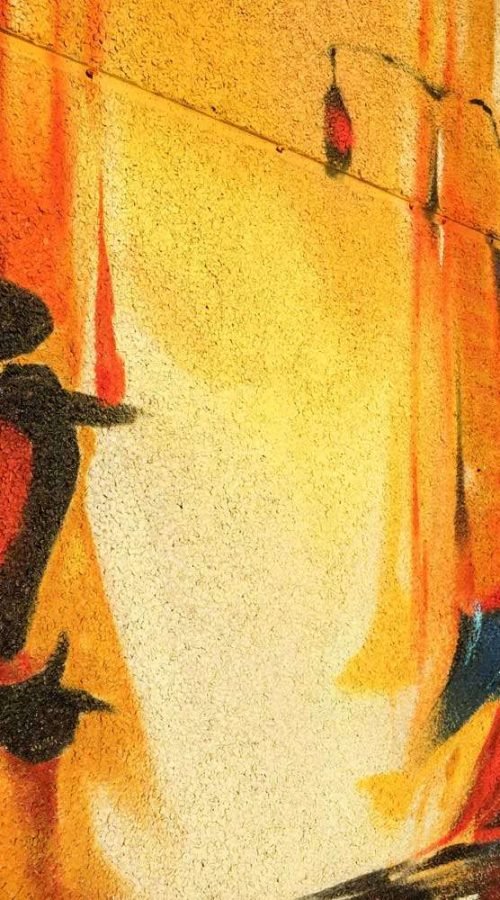 Mural artístico en terraza privada con siluetas y paisajes cálidos