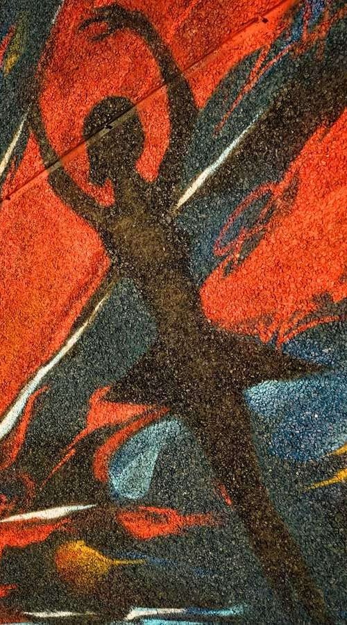 Mural artístico en terraza privada con siluetas y paisajes cálidos